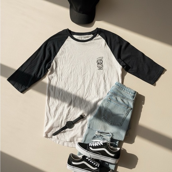 🛹🔥 VANS "Custom Fit" Skull Bandana Raglan Tee - Skater Vibes! 🔥🛹 - Picture 1 of 6